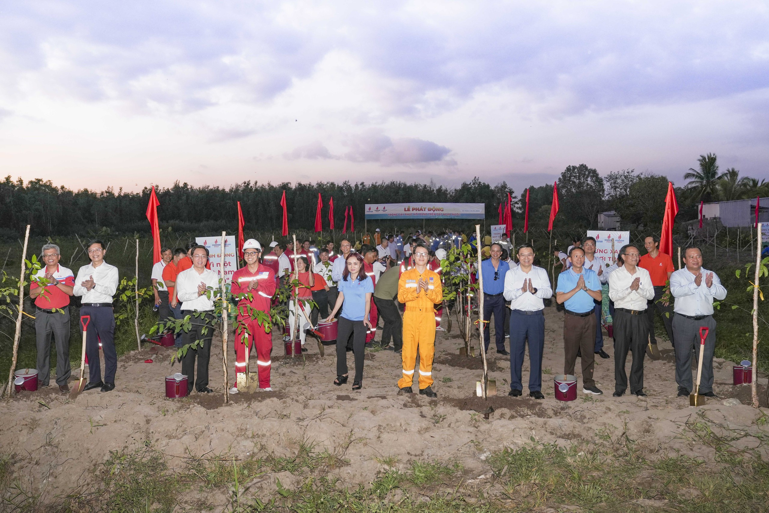 Lãnh đạo, cán bộ nhân viên Petrovietnam trồng cây xanh, góp phần phục hồi rừng trên đất ngập nước