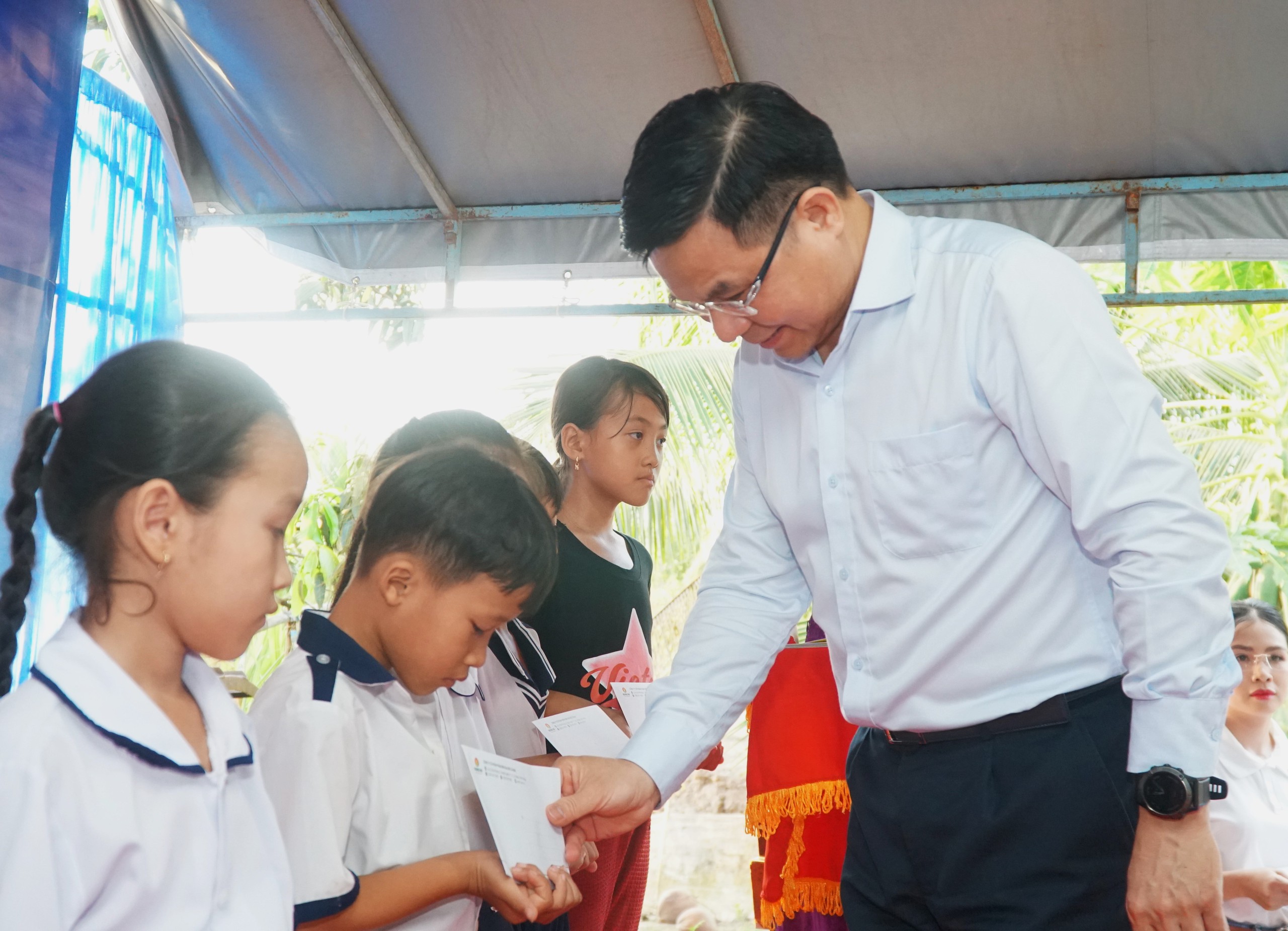 Chủ tịch HĐTV Petrovietnam Lê Mạnh Hùng trao học bổng cho các em học sinh