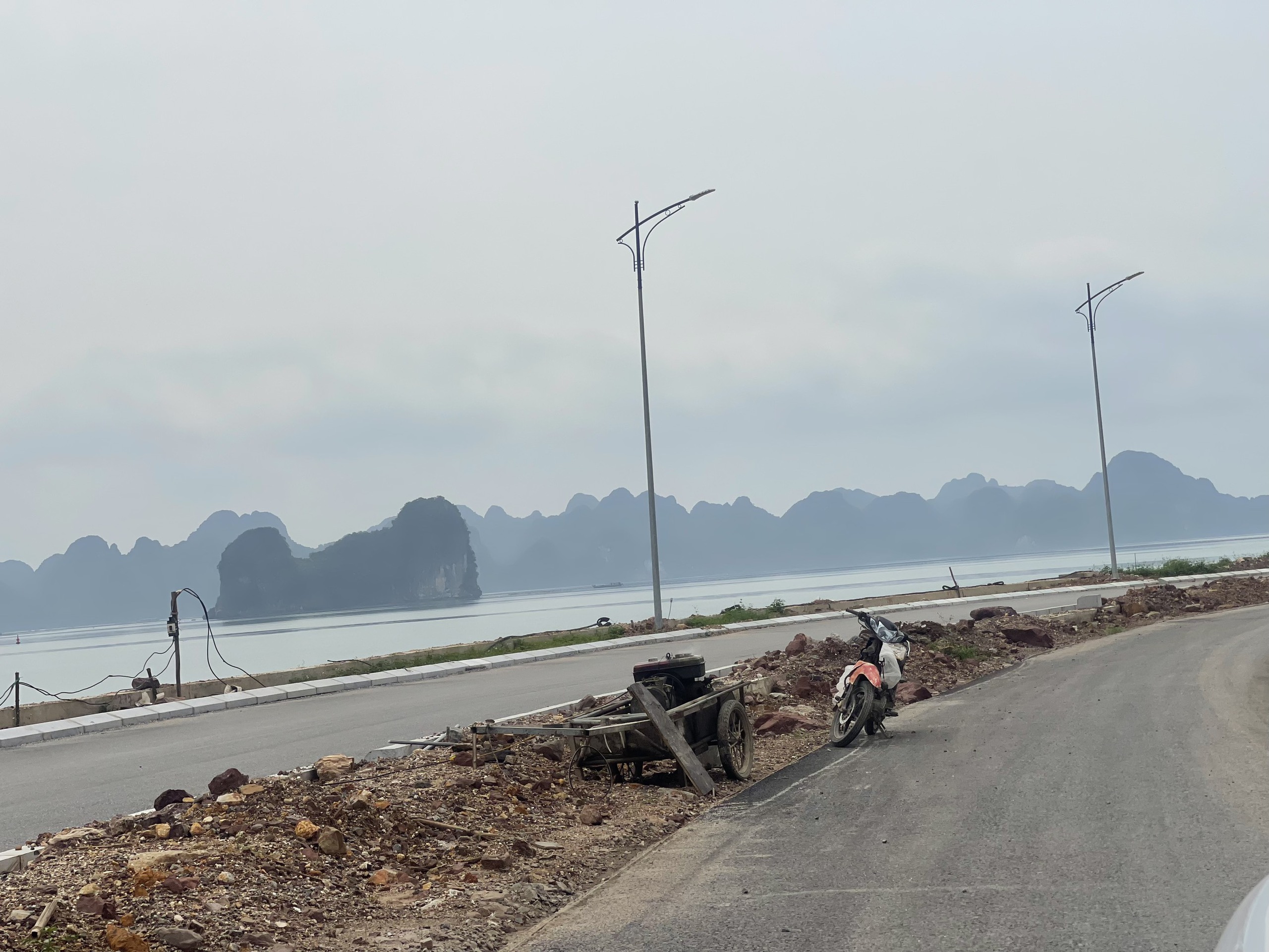 Cận cảnh 'con đường đau khổ' có giá gần 158 tỉ đồng/km ở Vân Đồn- Ảnh 10.