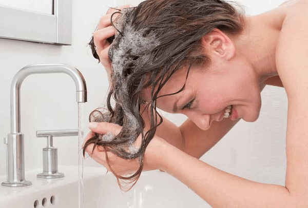 Làm gì để tóc hết khô xơ sau khi bơi?
