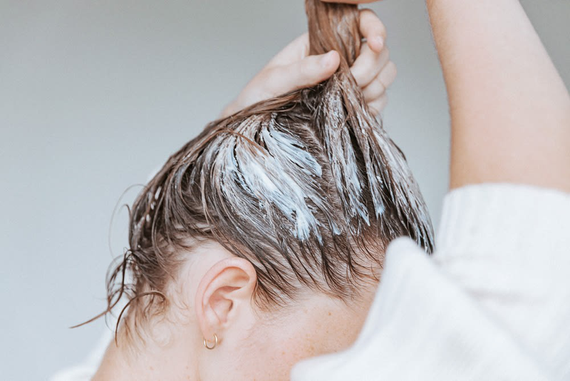 Làm gì để tóc hết khô xơ sau khi bơi?