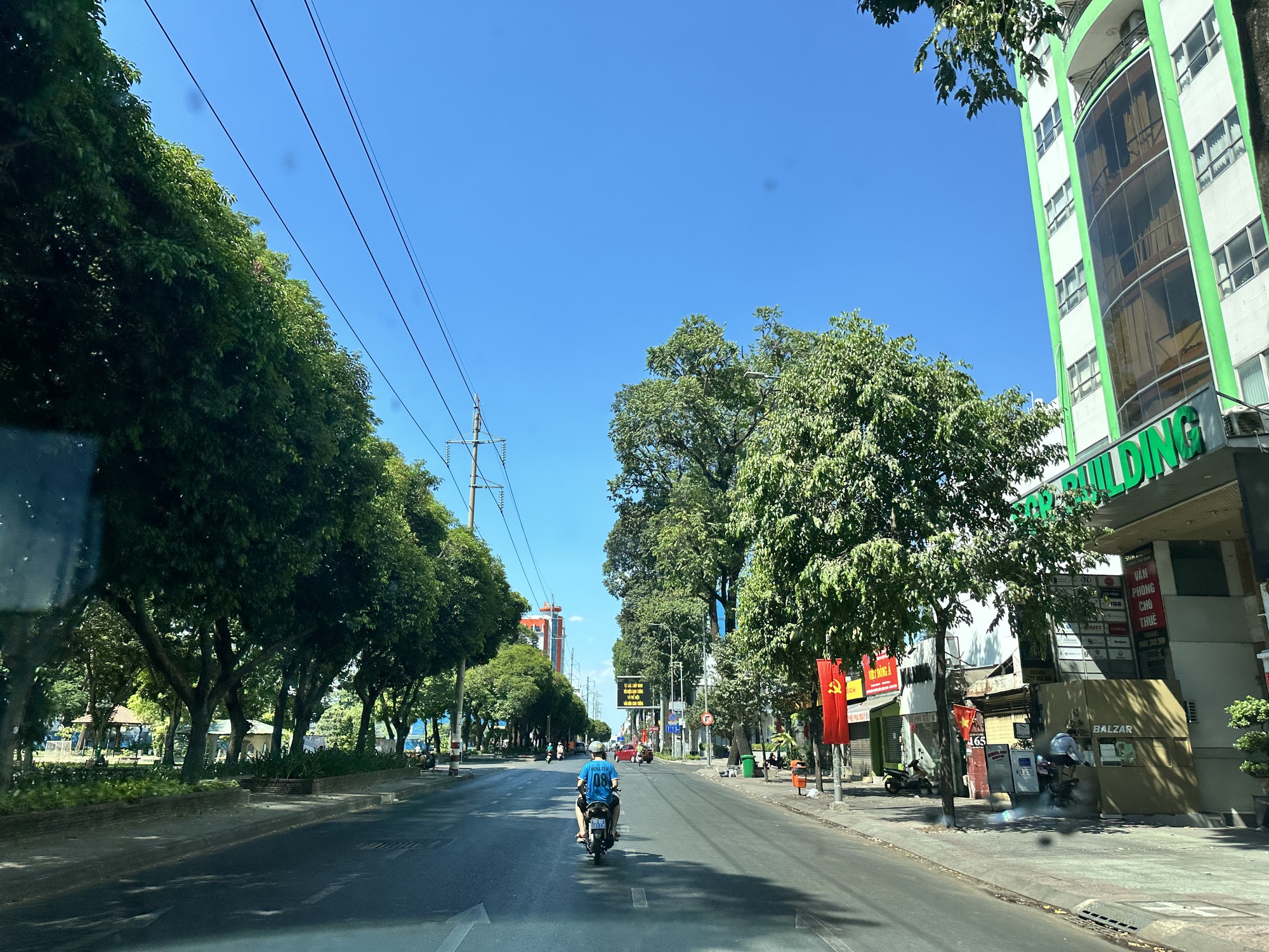 Đường Điện Biên Phủ, trục đường chính ra Xa lộ Hà Nội thường kẹt cứng suốt ngày giờ đây hiếm hoi người và xe