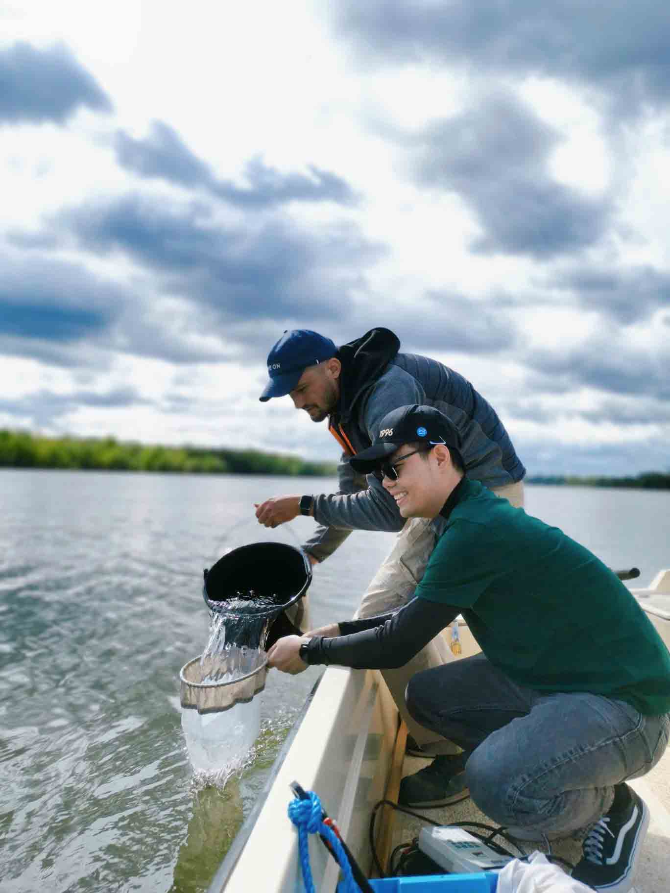 Nghiên cứu sinh Nguyễn Vũ Đức Thịnh (trái) thực hiện các nghiên cứu có thể áp dụng tại VN để hỗ trợ xây dựng các chính sách về môi trường