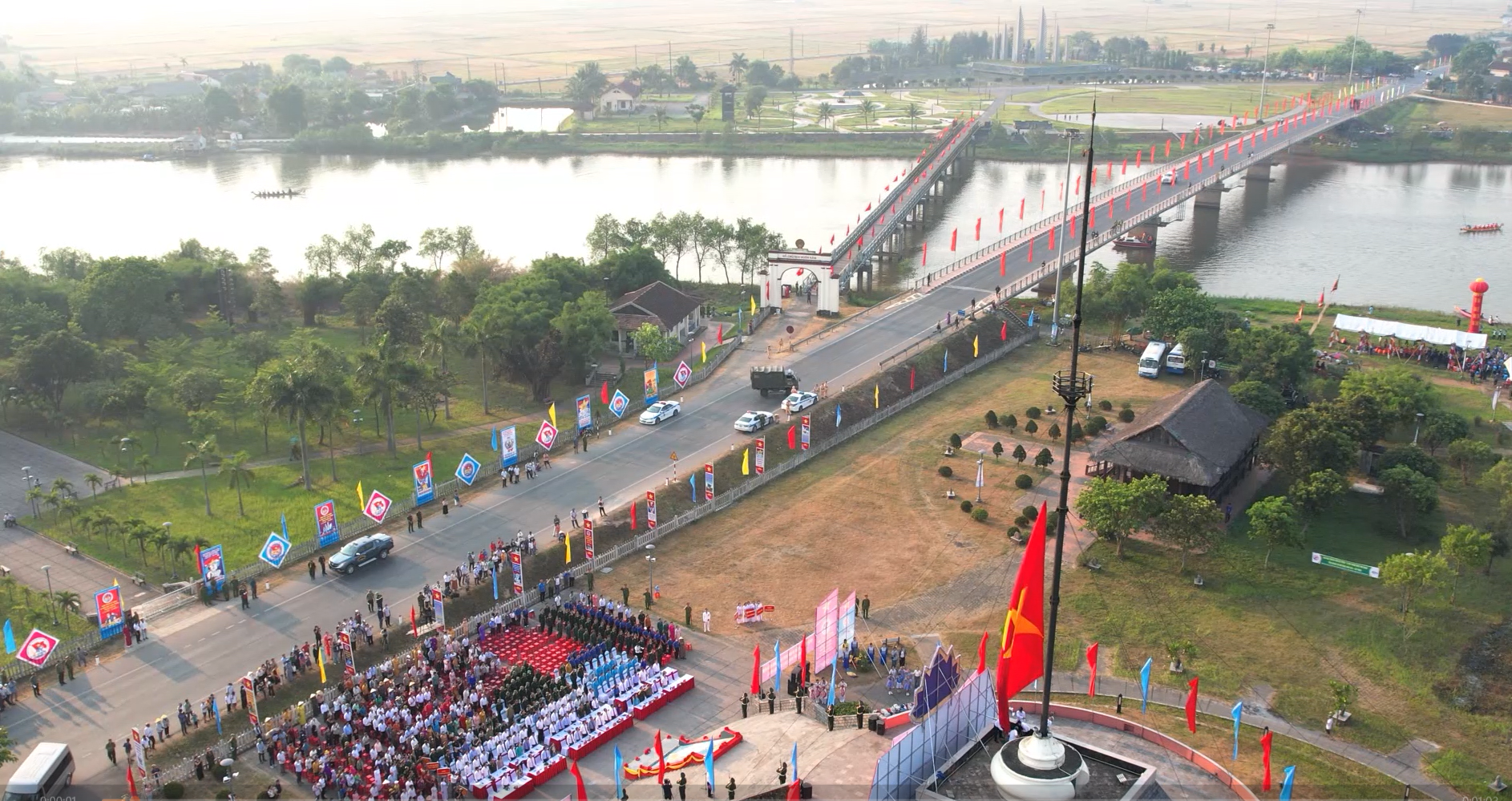 Lá cờ tổ quốc được kéo lên kỳ đài