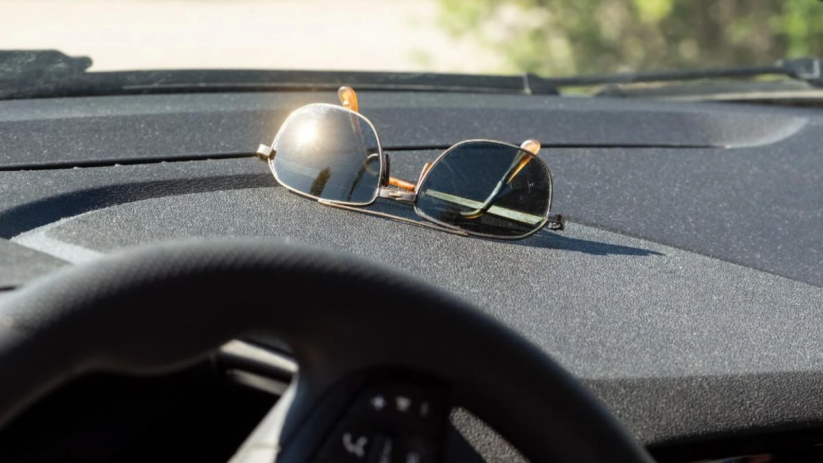 4 thứ tưởng vô hại để trong ô tô dưới nắng gắt gây hậu quả cho người dùng
