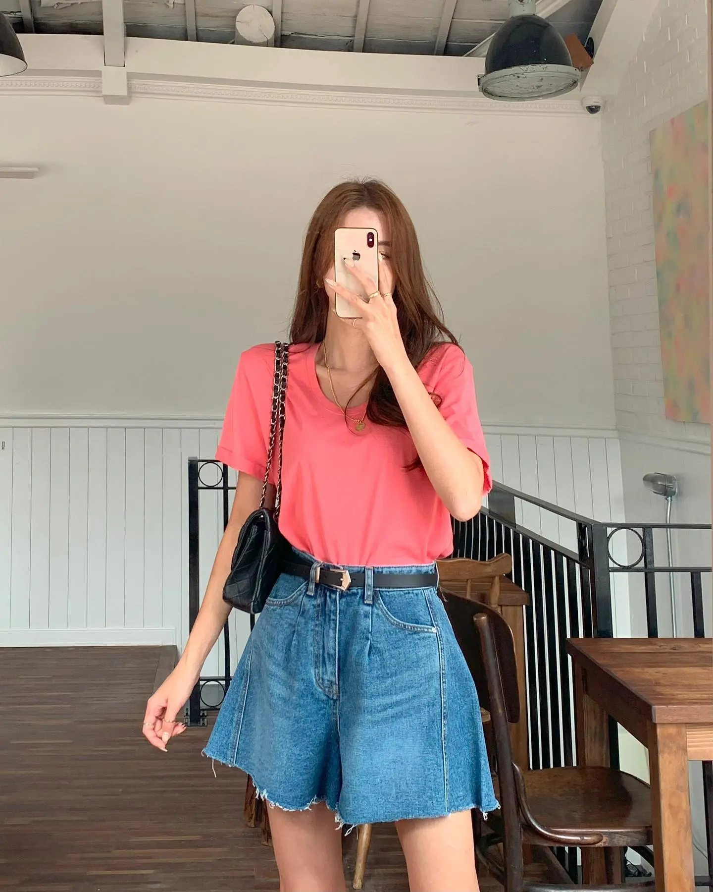 5 mẫu áo thun thanh lịch, phù hợp đi làm ngày nóng