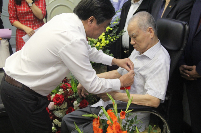 Lần gần đây nhất GS Trần Phương xuất hiện trước công chúng là đầu năm 2021, khi ông được nhận huy hiệu 75 năm tuổi Đảng