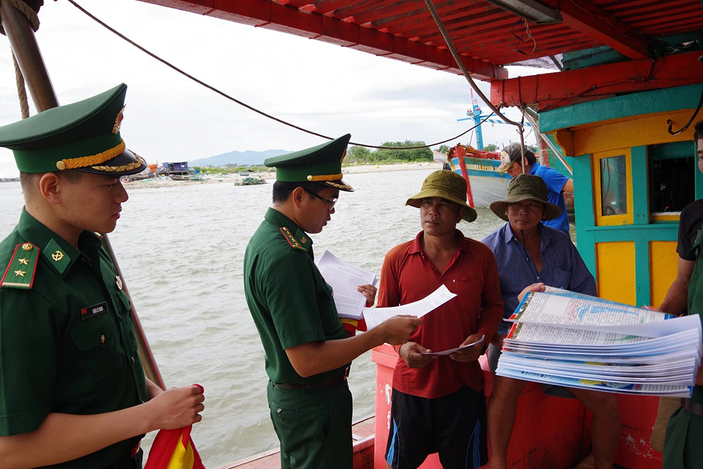Lực lượng chức năng tuyên truyền các quy định pháp luật cho ngư dân khi khai thác trên biển