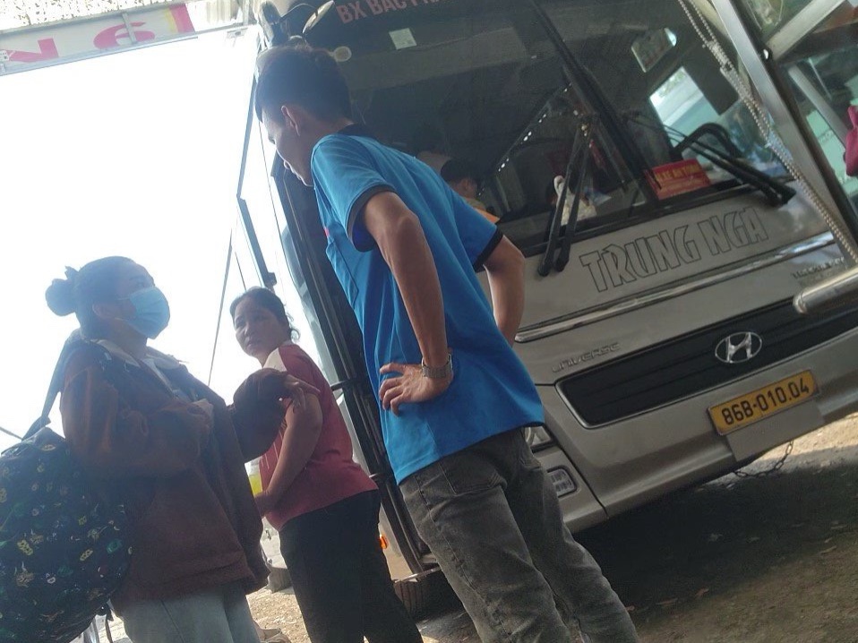 Bên trong bãi xe 39 (đường Võ Chí Công, P.Phú Hữu, TP.Thủ Đức, TP.HCM), hoạt động đón, trả khách sai quy định diễn ra nhộn nhịp
