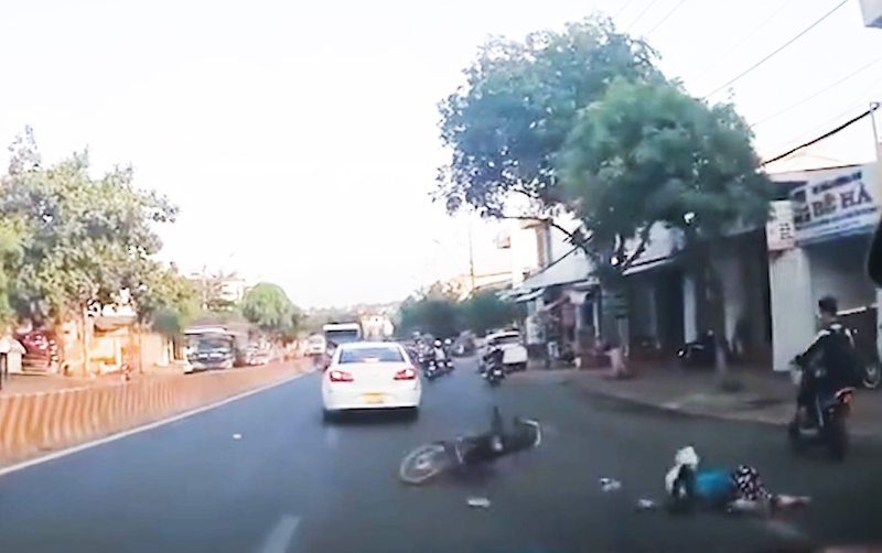 Bị thương vì thanh sắt rơi trúng đầu
- Ảnh 1.
