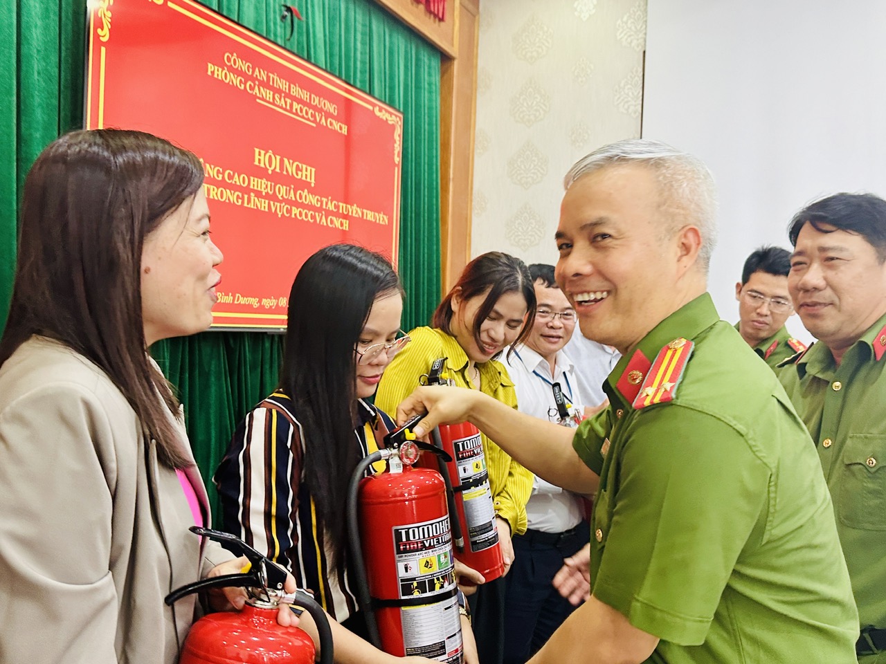 Bình Dương tặng bình chữa cháy, cùng phóng viên lan tỏa ý thức PCCC - Ảnh 1. Bình Dương tặng bình chữa cháy, cùng phóng viên lan tỏa ý thức PCCC - Ảnh 1.