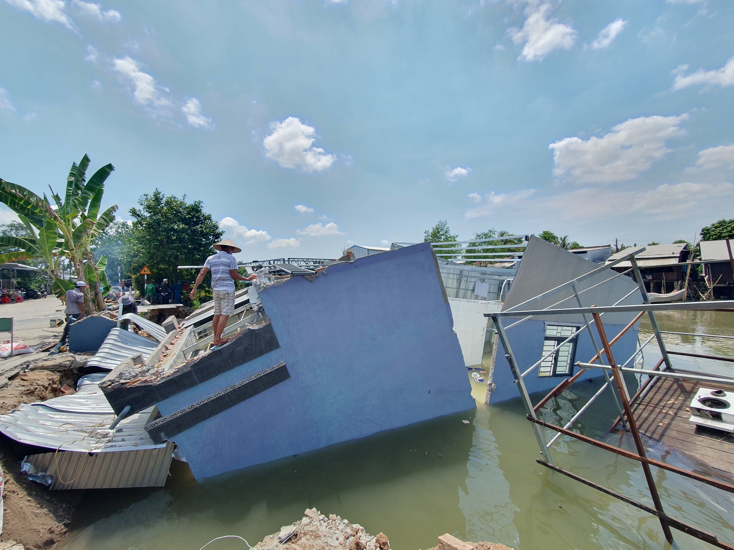 Cần Thơ liên tiếp xảy ra sạt lở, nhiều nhà dân trôi xuống sông- Ảnh 1.