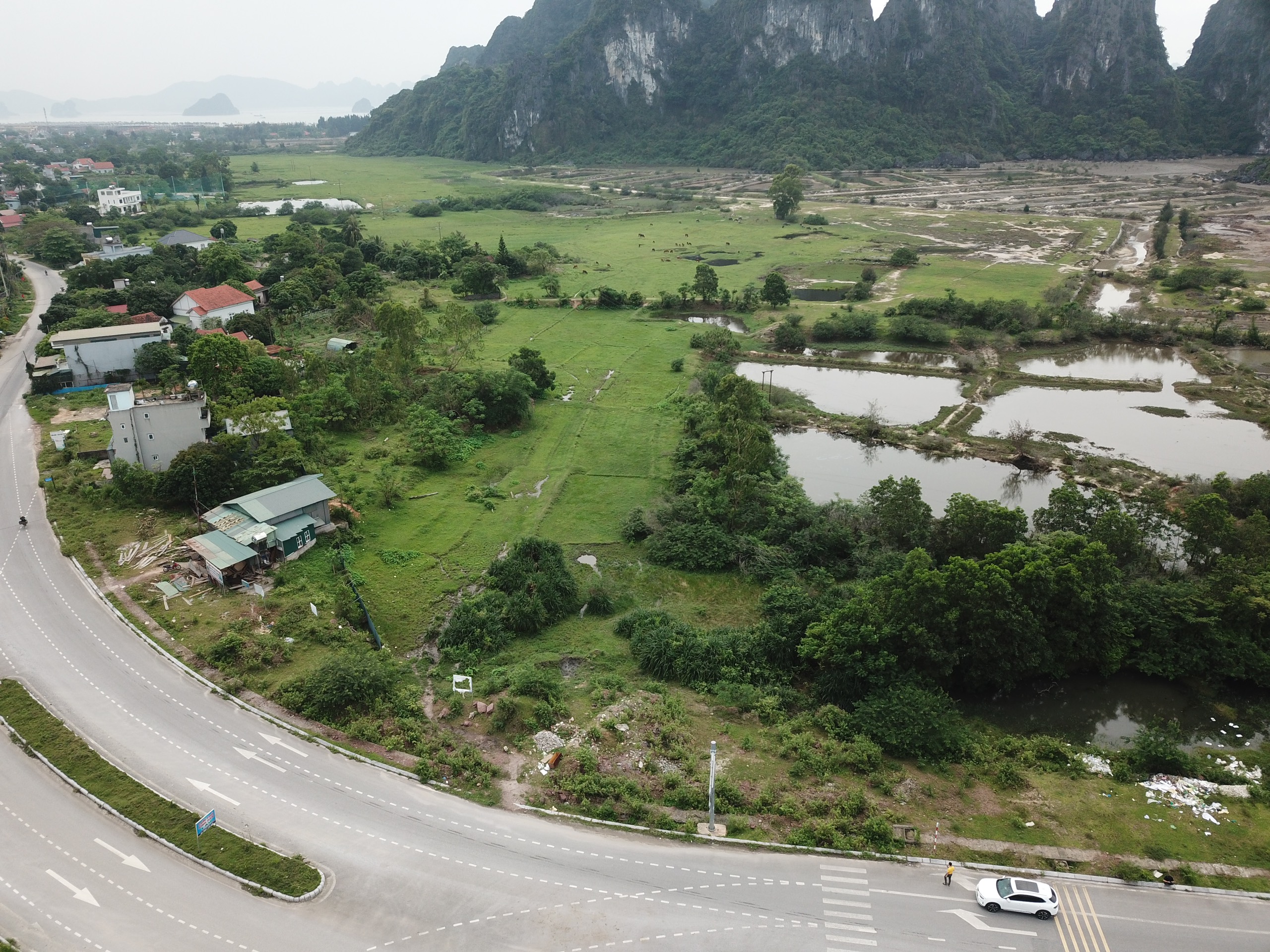 Cận cảnh 'con đường đau khổ' có giá gần 158 tỉ đồng/km ở Vân Đồn- Ảnh 2.