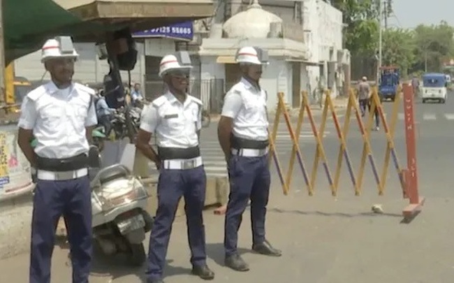 Cảnh sát Ấn Độ dùng mũ điều hòa nhiệt độ chống nắng nóng