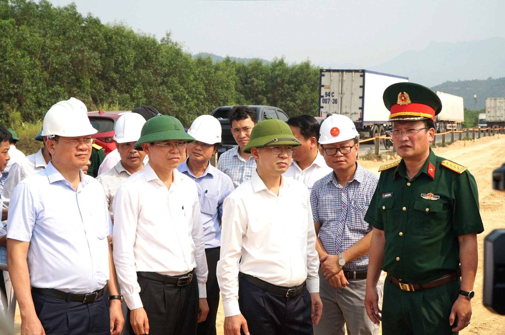 Ông Nguyễn Văn Quảng (thứ 3 từ trái sang), Bí thư Thành ủy Đà Nẵng yêu cầu đẩy nhanh công tác giải phóng mặt bằng