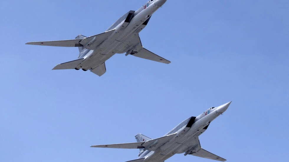 Các oanh tạc cơ Tu-22M3 của Nga bay trình diễn tại một sự kiện ở Moscow