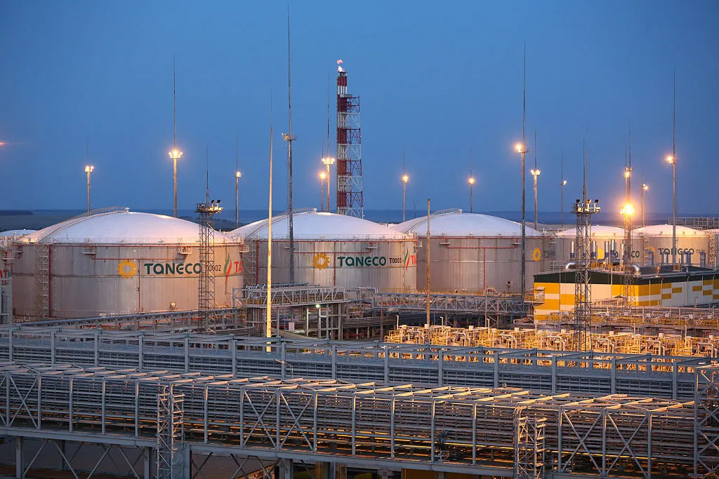 Chiến sự Ukraine ngày 769: Siêu nhà máy lọc dầu cách xa tiền tuyến bị tấn công- Ảnh 1.