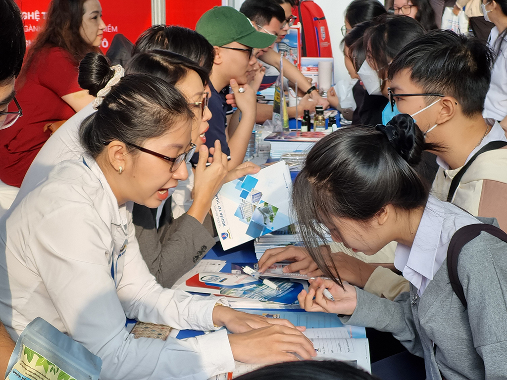 Chính sách ưu đãi nguồn nhân lực từ các địa phương: Hiệu quả đến đâu?- Ảnh 1. Chính sách ưu đãi nguồn nhân lực từ các địa phương: Hiệu quả đến đâu?- Ảnh 1.