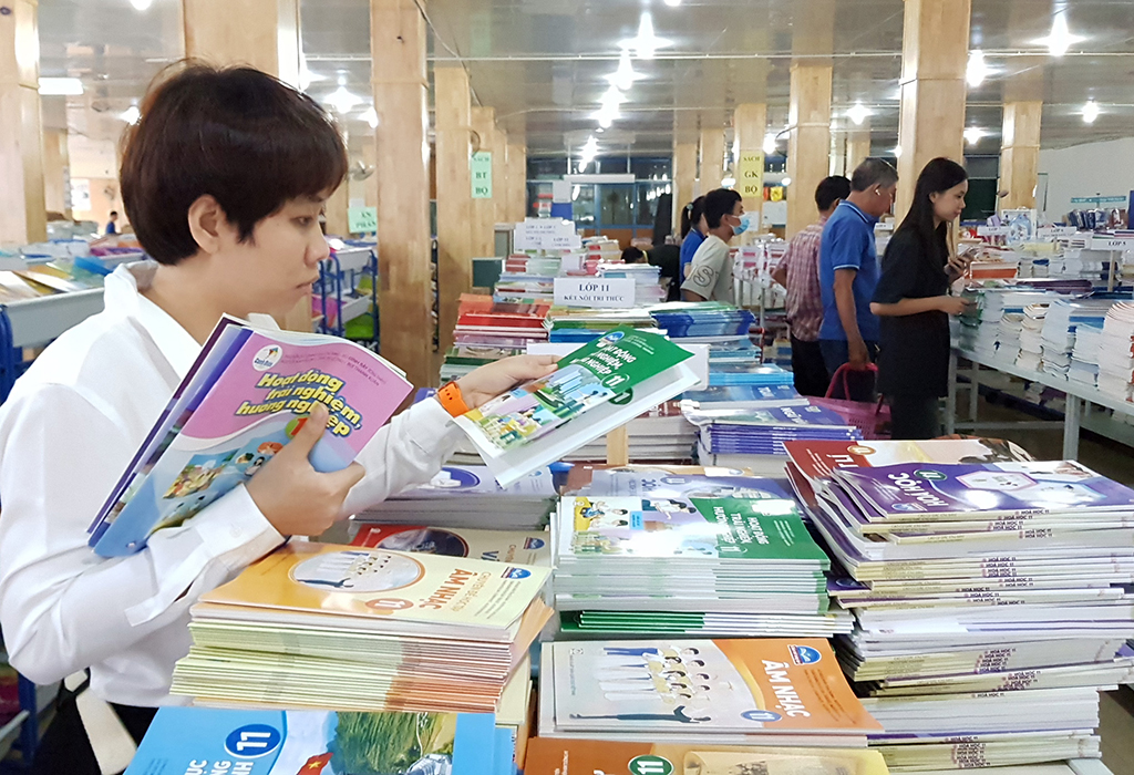 Chọn sách giáo khoa sát với đề thi tốt nghiệp THPT?- Ảnh 1. Chọn sách giáo khoa sát với đề thi tốt nghiệp THPT?- Ảnh 1.