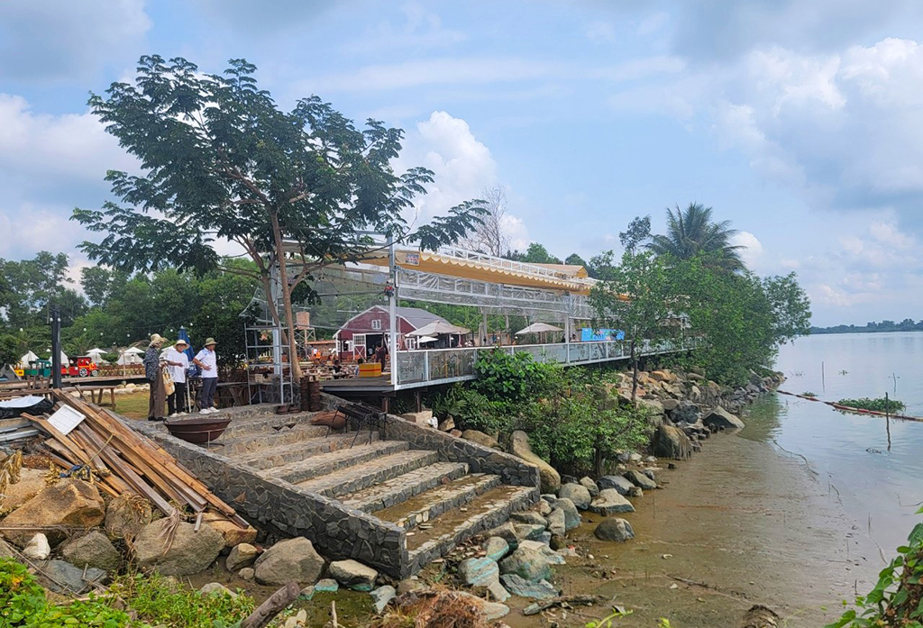 Một công trình lấn chiếm sông rạch ở P.Long Phước, TP.Thủ Đức (TP.HCM)