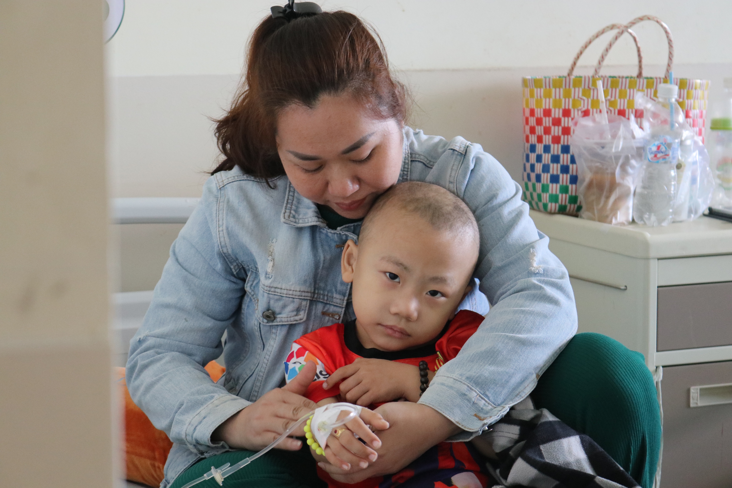 'Con muốn sống': Giờ mà bỏ cuộc thì con tôi chết mất- Ảnh 1. Chị Diễm quyết tâm cùng con điều trị ung thư đến cùng