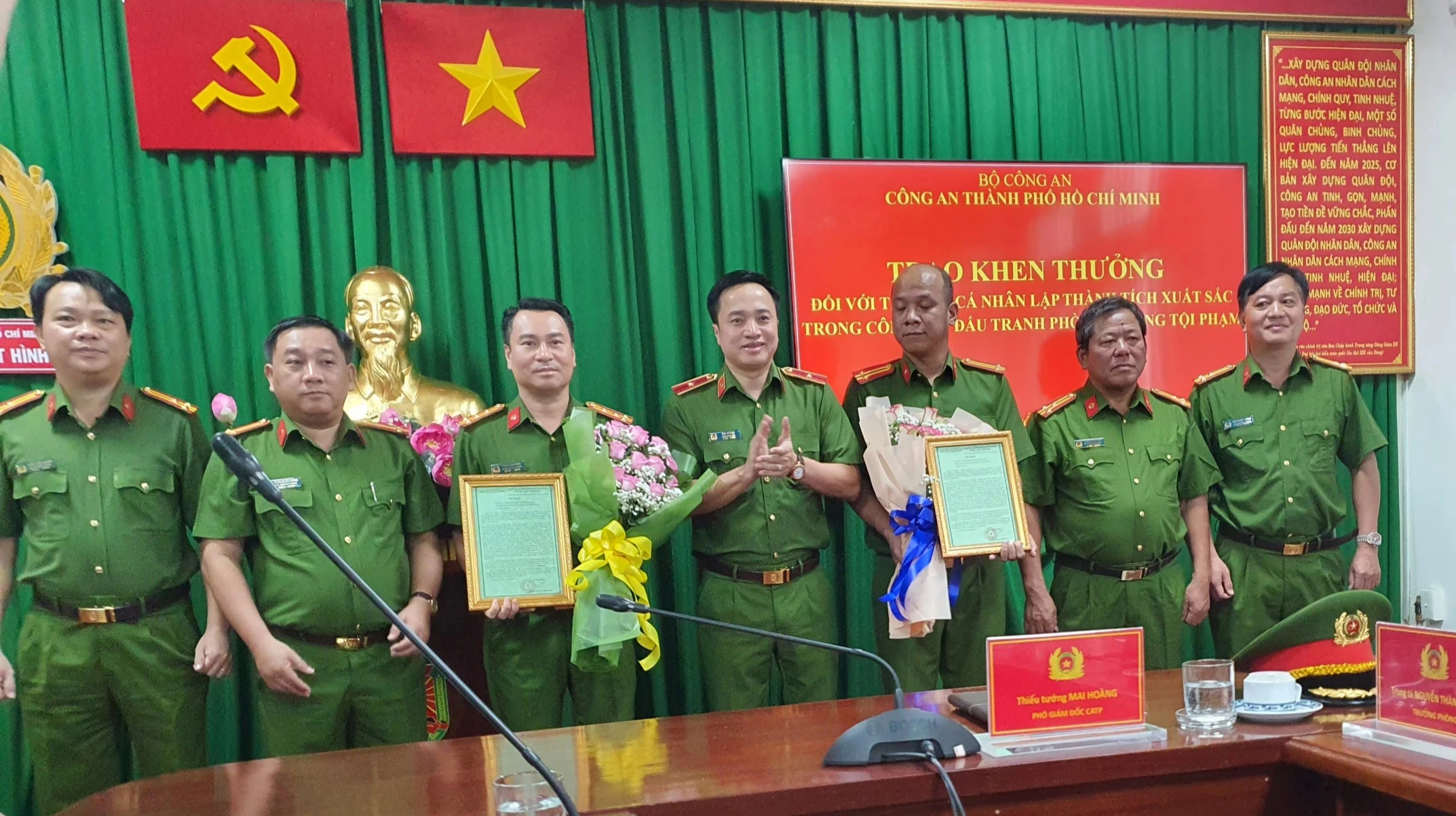 Công an TP.HCM bắt nóng nhóm 'vỡ nợ làm liều' đột nhập biệt thự cướp 1,1 tỉ đồng- Ảnh 3. Thiếu tướng Mai Hoàng, Phó giám đốc Công an TP.HCM (ở giữa) trao khen thưởng ban chuyên án