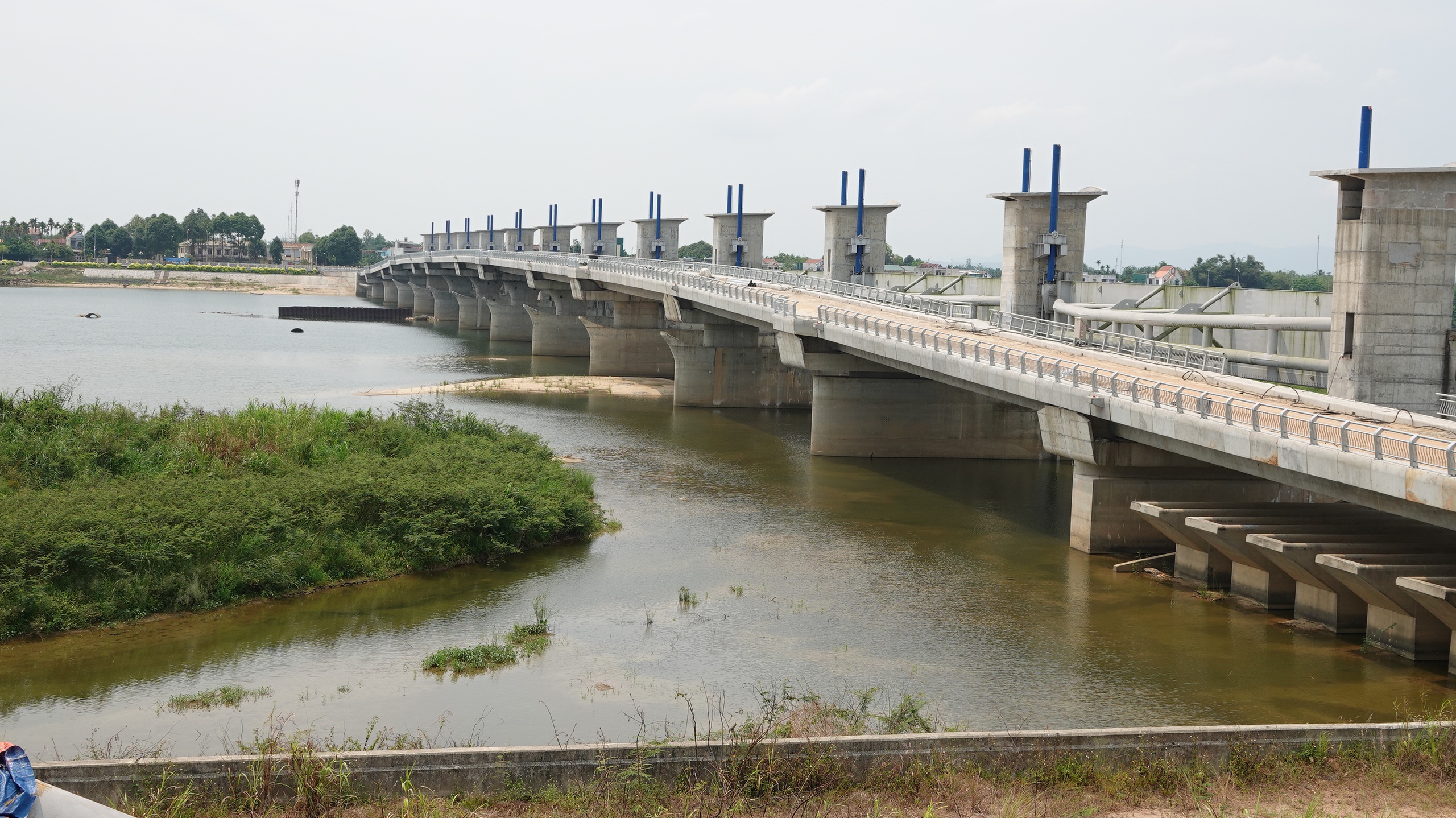 Đập dâng hạ lưu sông Trà Khúc (Quảng Ngãi) đã thi công gần 5 năm nhưng chưa hoàn thành
