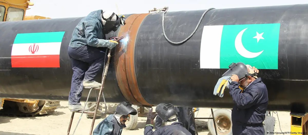 Công nhân hàn nối đường ống dẫn khí đốt giữa Pakistan và Iran
