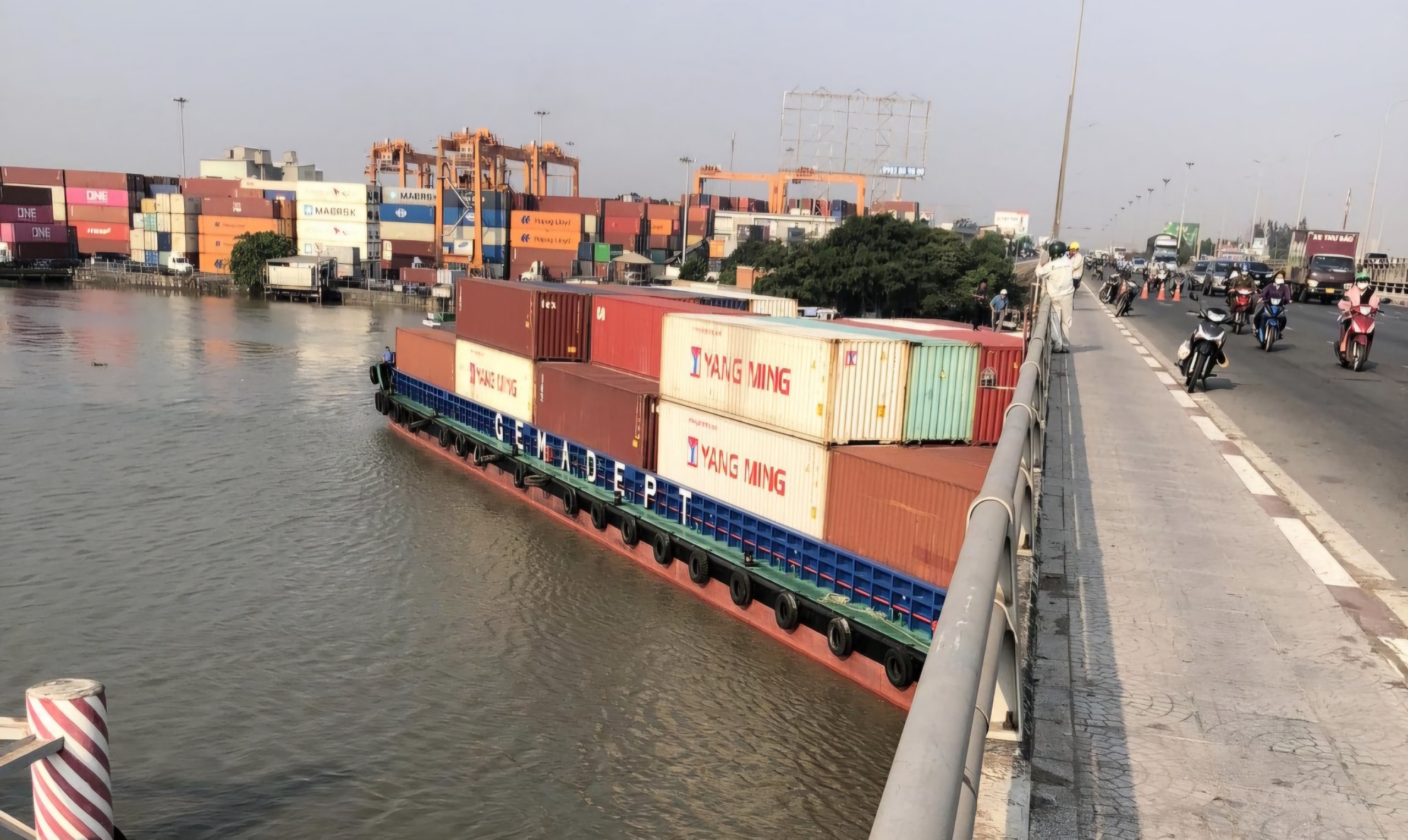 Tàu container mắc kẹt dưới gầm cầu Đồng Nai