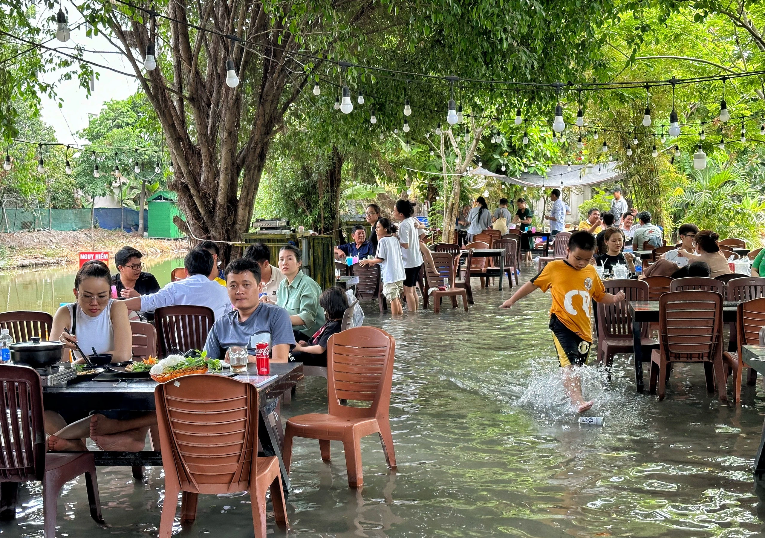 Độc lạ quán ăn TP.HCM mùa nắng nóng: Khách vừa ăn vừa… bì bõm lội nước