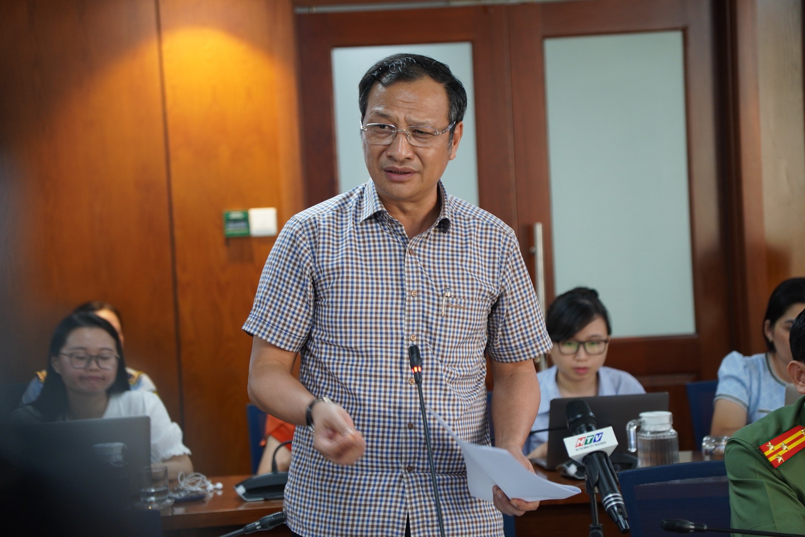 Phó giám đốc Sở GD-ĐT TP.HCM Lê Hoài Nam trả lời báo chí chiều 25.4