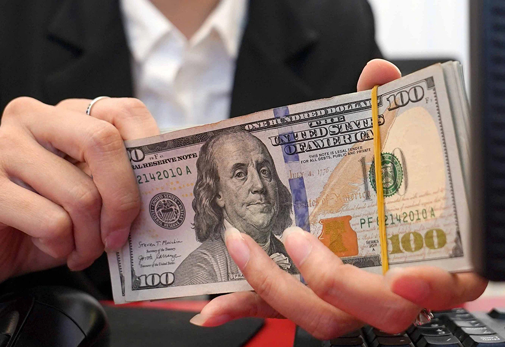 Giá USD dậy sóng- Ảnh 1. Giá USD dậy sóng- Ảnh 1.