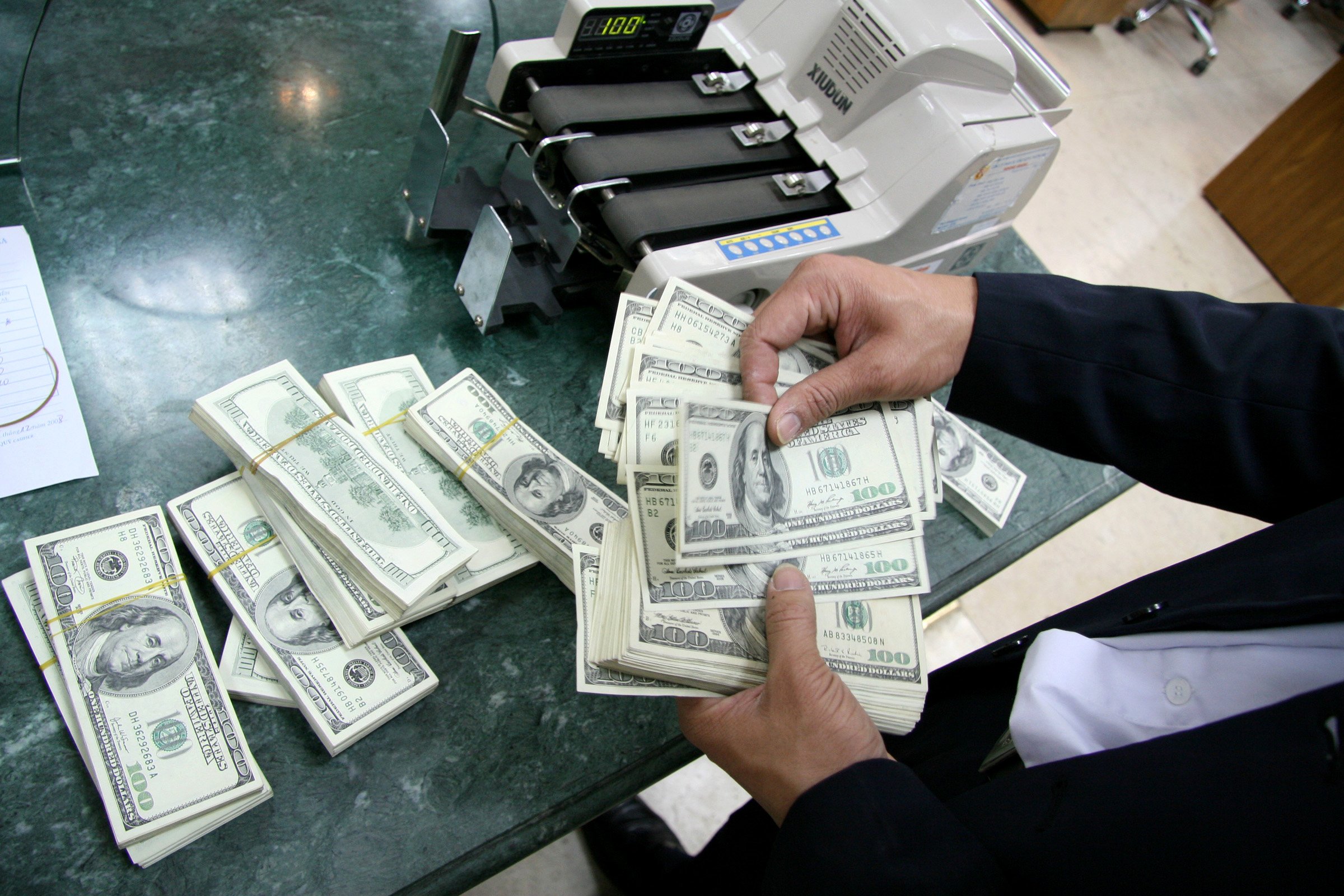 Giá USD hôm nay 4.4.2024: Đô la Mỹ trong ngân hàng thấp hơn tự do 350 đồng- Ảnh 1.