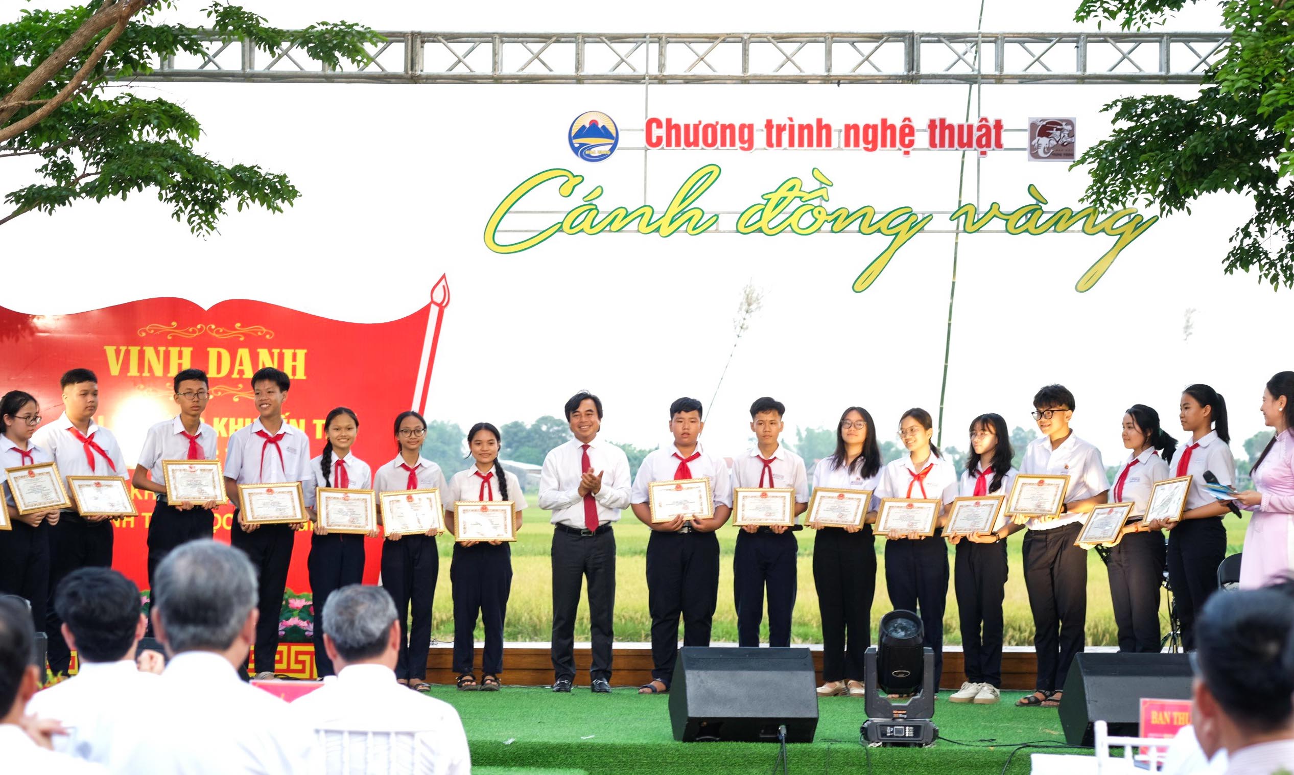 Giải thưởng khuyến tài Đỗ Thúc Tịnh vinh danh học sinh giỏi, hiếu học- Ảnh 1. Giải thưởng khuyến tài Đỗ Thúc Tịnh vinh danh học sinh giỏi, hiếu học- Ảnh 1.