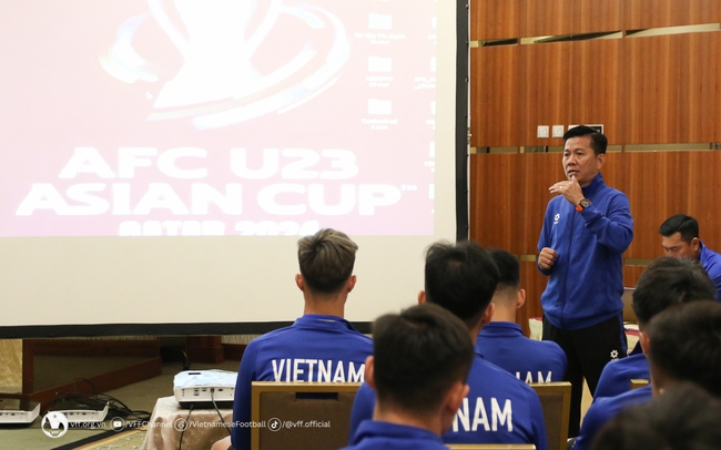 HLV Hoàng Anh Tuấn khuyến khích học trò thoải mái chơi bóng trong trận giao hữu với U23 Jordan