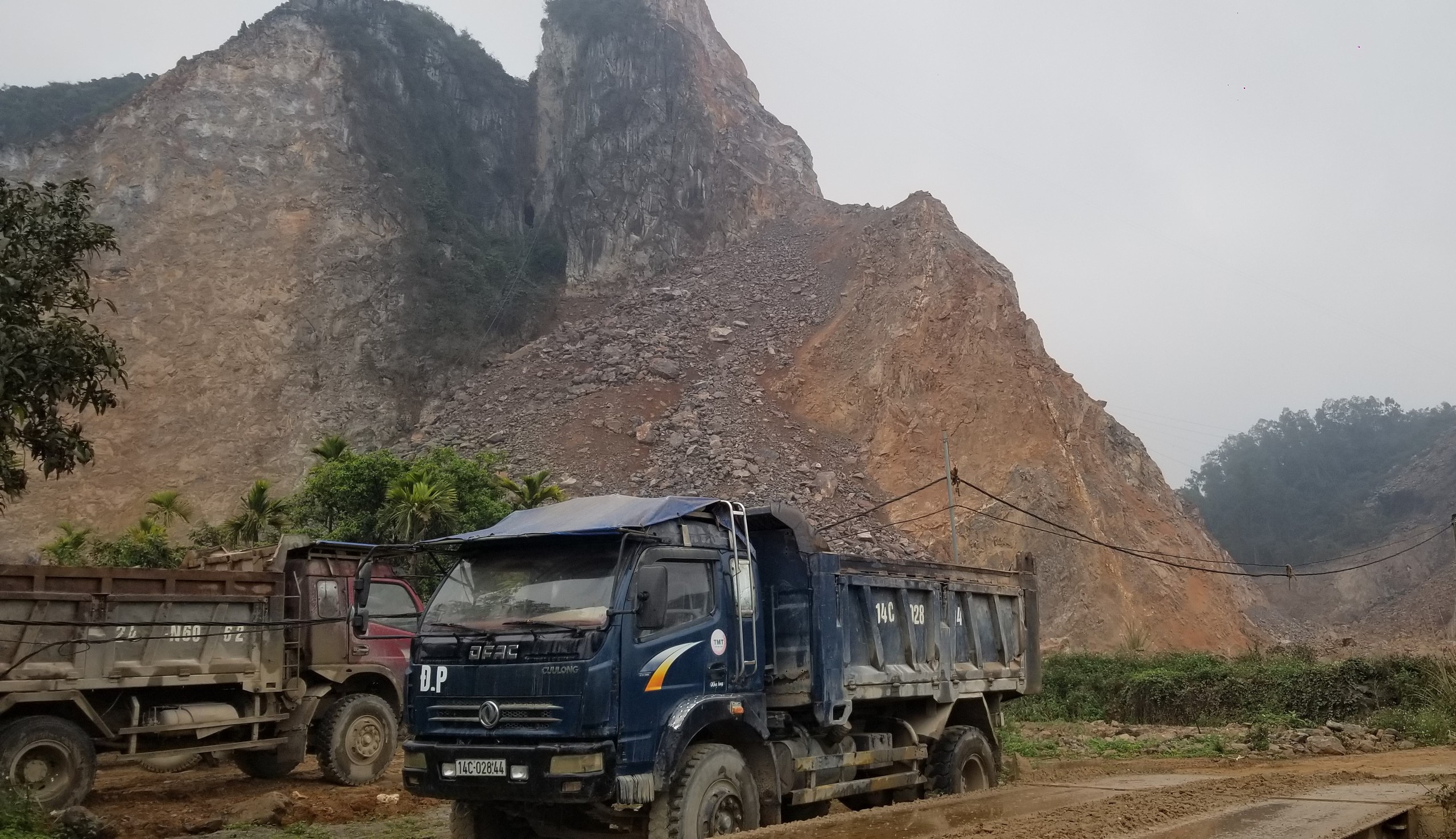 Hải Phòng: Doanh nghiệp nổ mìn khai thác đá vượt mốc giới bị người dân chặn cổng- Ảnh 1.