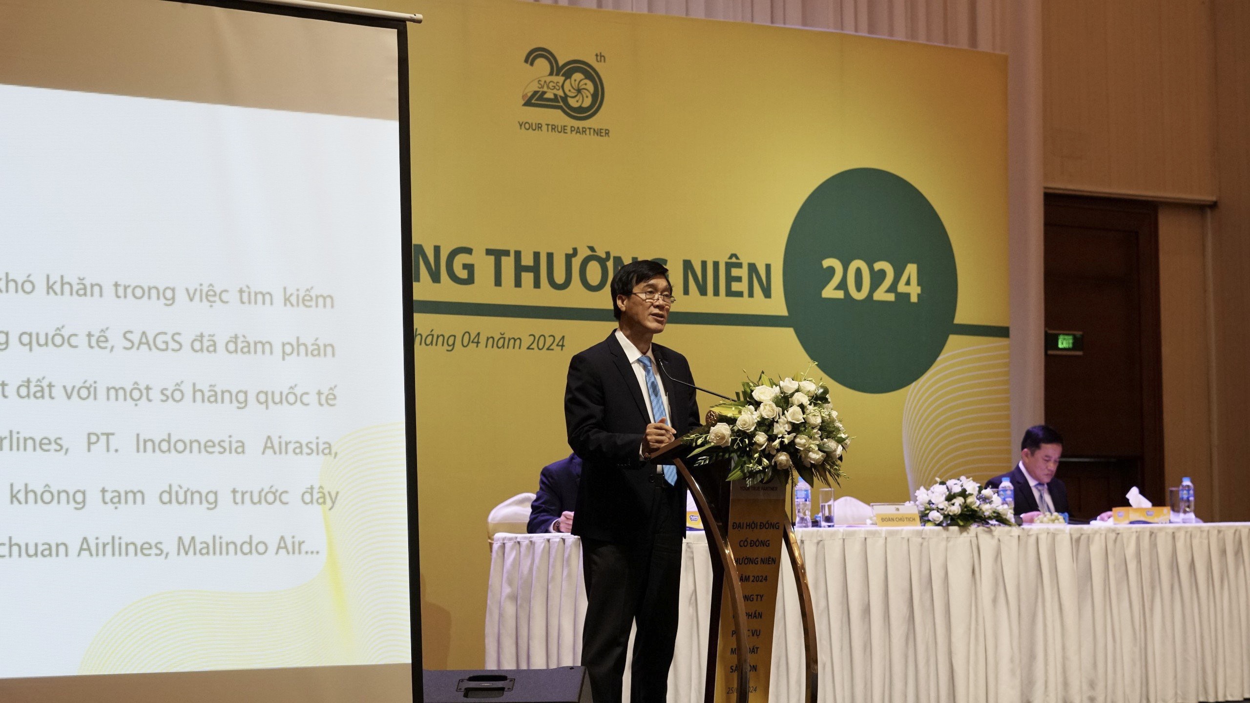 Ông Đặng Tuấn Tú báo cáo tổng kết hoạt động sản xuất kinh doanh năm 2023 và thông qua kế hoạch sản xuất kinh doanh năm 2024 của SAGS tại Đại hội đồng cổ đông thường niên