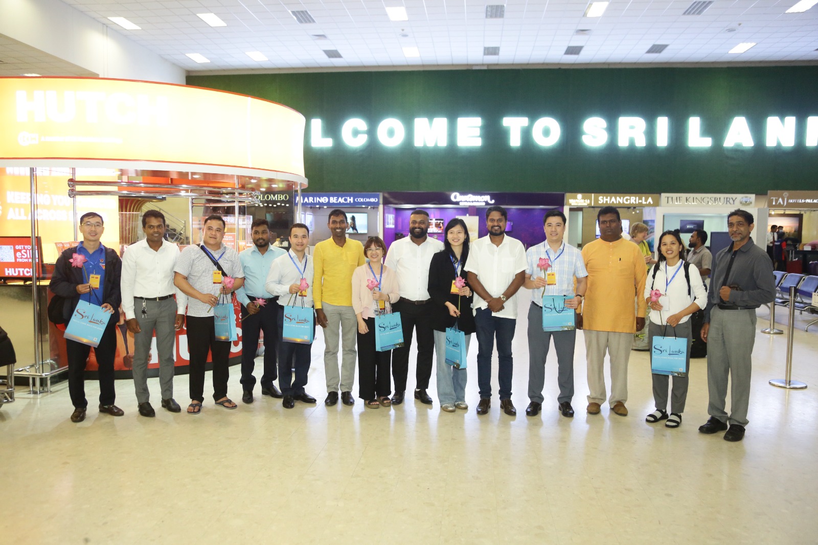 Đoàn đại biểu thanh niên Việt Nam được đón tiếp trọng thị ở sân bay quốc tế Bandaranaike