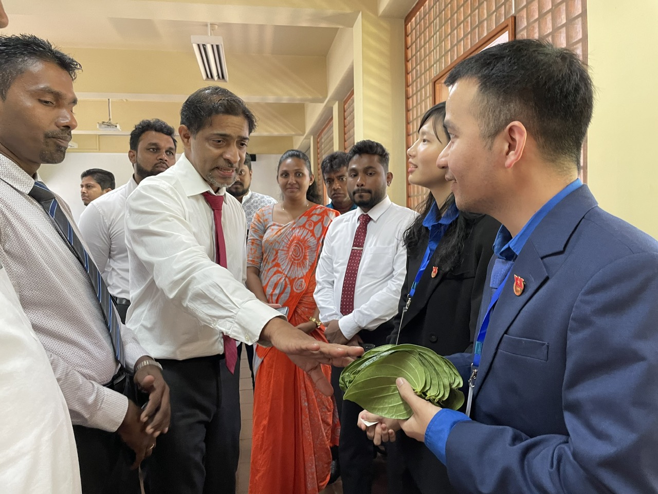 Anh Damitha, Trưởng ban Quốc tế của Liên đoàn Thanh niên toàn Sri Lanka, chia sẻ về ý nghĩa của việc tặng lá trầu của người Sri Lanka