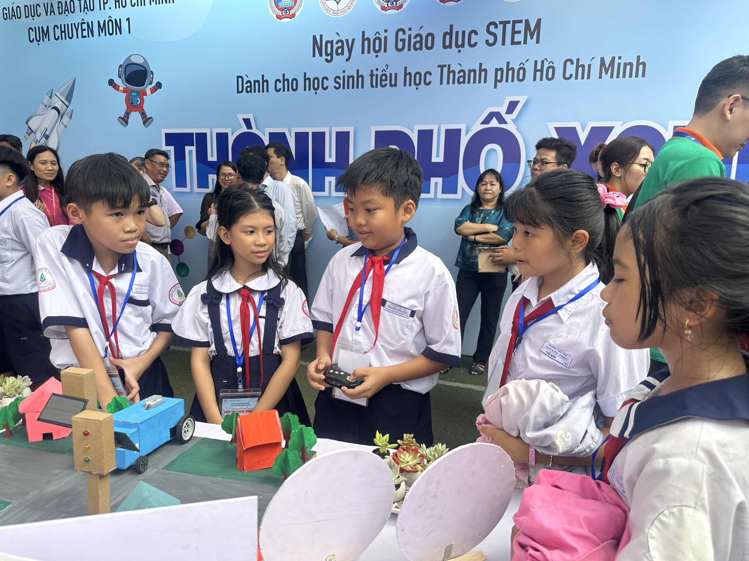 Học sinh trải nghiệm với sản phẩm sáng tạo STEM- Ảnh 1. Học sinh trải nghiệm với sản phẩm sáng tạo STEM- Ảnh 1.