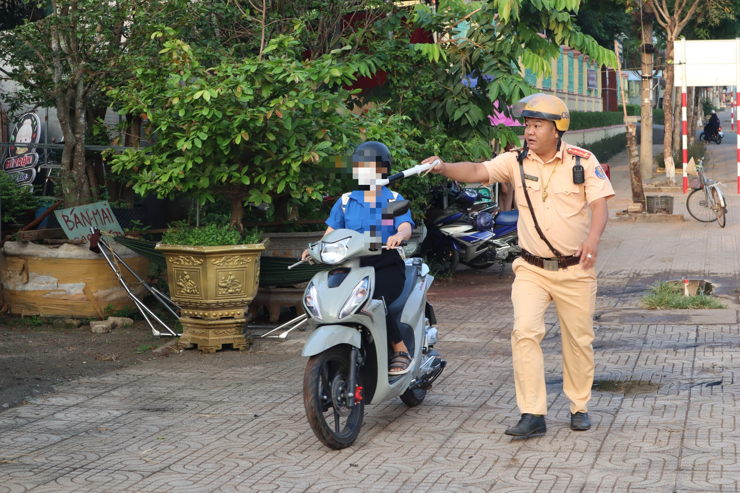 Học sinh vi phạm luật giao thông: Trách nhiệm thuộc về ai?- Ảnh 1. Học sinh vi phạm luật giao thông: Trách nhiệm thuộc về ai?- Ảnh 1.