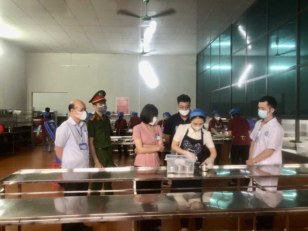 Cơ quan chức năng TP.Cẩm Phả lấy mẫu thực phẩm trong bữa ăn bán trú tại Trường tiểu học Quang Hanh để làm rõ nguyên nhân vụ việc