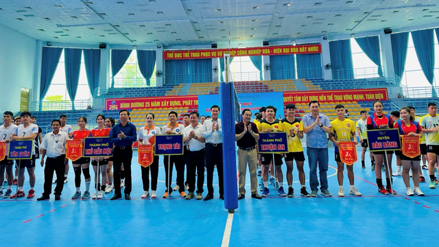 Khai mạc Giải vô địch Bóng chuyền nam - nữ tỉnh Bình Dương năm 2024 - Ảnh 1.