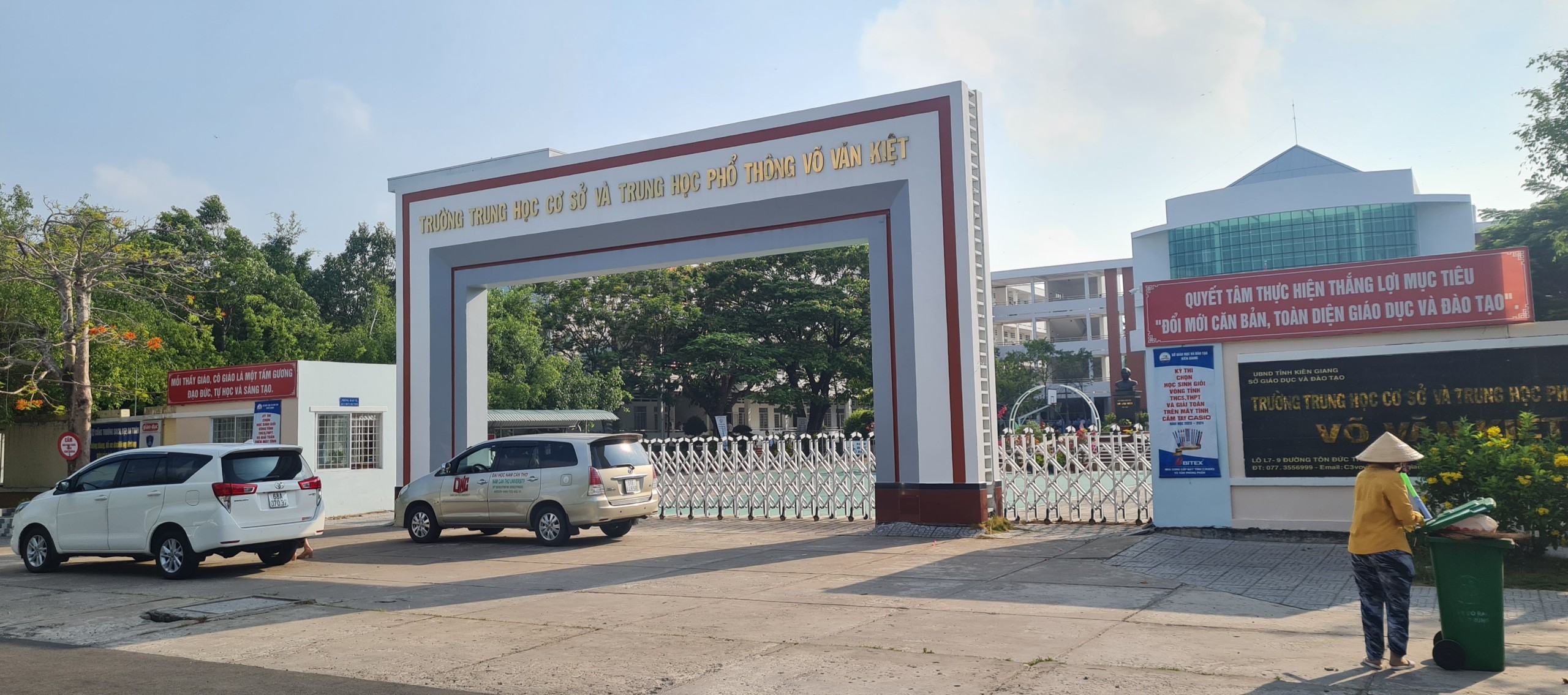 Trường THCS-THPT Võ Văn Kiệt, nơi xảy ra vụ việc nhóm nữ sinh đanh bạn và quay clip
