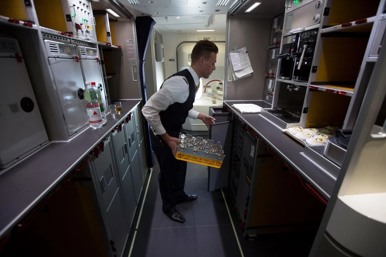 Làm thế nào để hâm đồ ăn và nấu nước nóng trên máy bay?