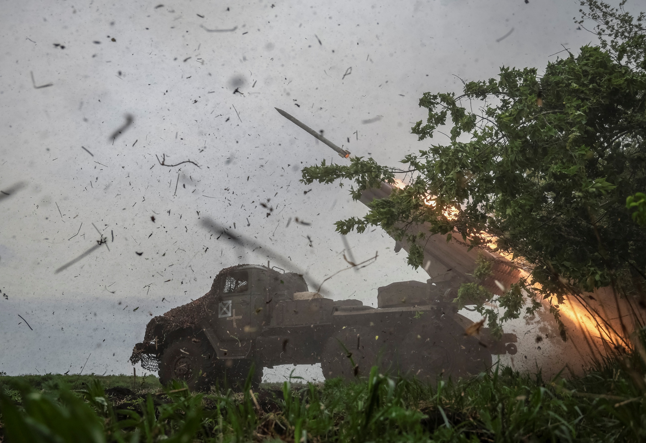 Giàn phóng rốc két BM-21 Grad của Ukraine khai hỏa về phía lực lượng Nga tại Donetsk ngày 24.4