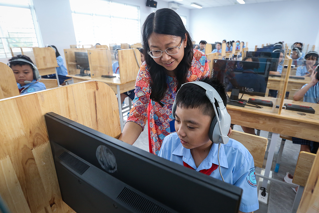 Lương nhà giáo cần được xây dựng ra sao trong luật mới?- Ảnh 1. Lương nhà giáo cần được xây dựng ra sao trong luật mới?- Ảnh 1.