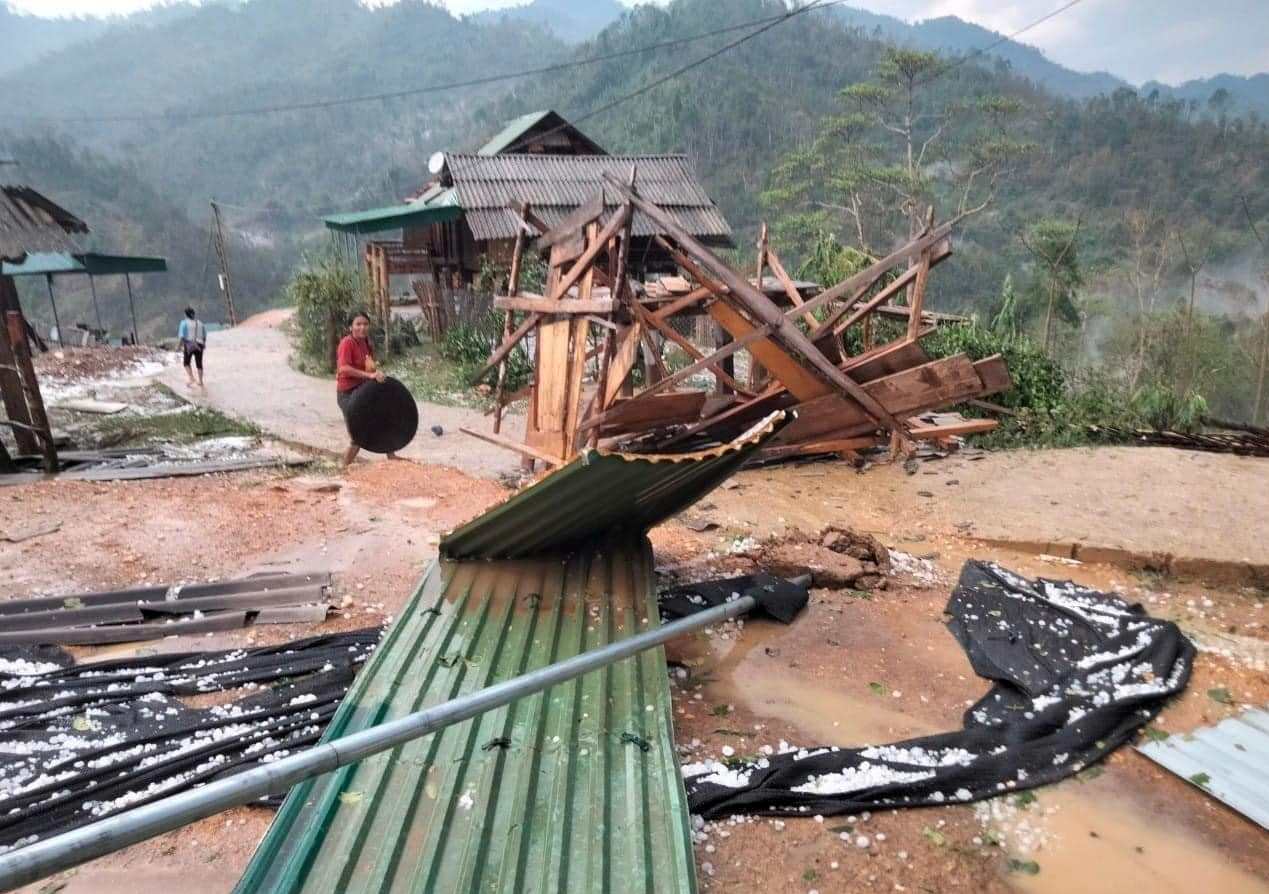 Lốc xoáy hất tung mái tôn nhà dân dân ở xã Bảo Thắng