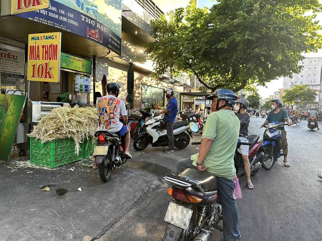 Nhiều người xếp hàng mua nước mía giải khát trên đường Trần Quý (Q.11, TP.HCM) lúc 17 giờ