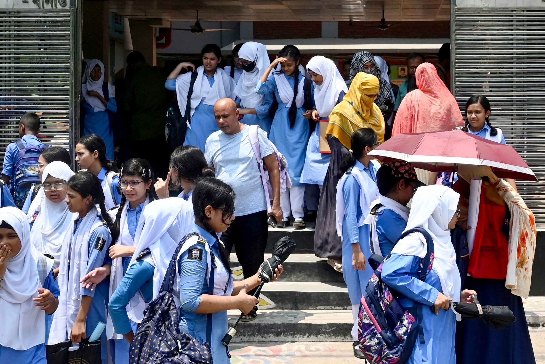 Học sinh rời khỏi trường trong thời tiết nóng nực ở thủ đô Dhaka của Bangladesh vào ngày 28.4